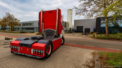 20251019-Tom-Holding-00035